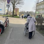 Kilka schodków to bariera. Ratownicy z Kołobrzegu pomagają seniorom wyjść na spacer
