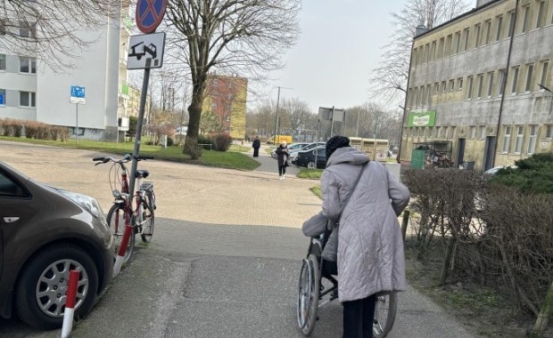 Kilka schodków to bariera. Ratownicy z Kołobrzegu pomagają seniorom wyjść na spacer