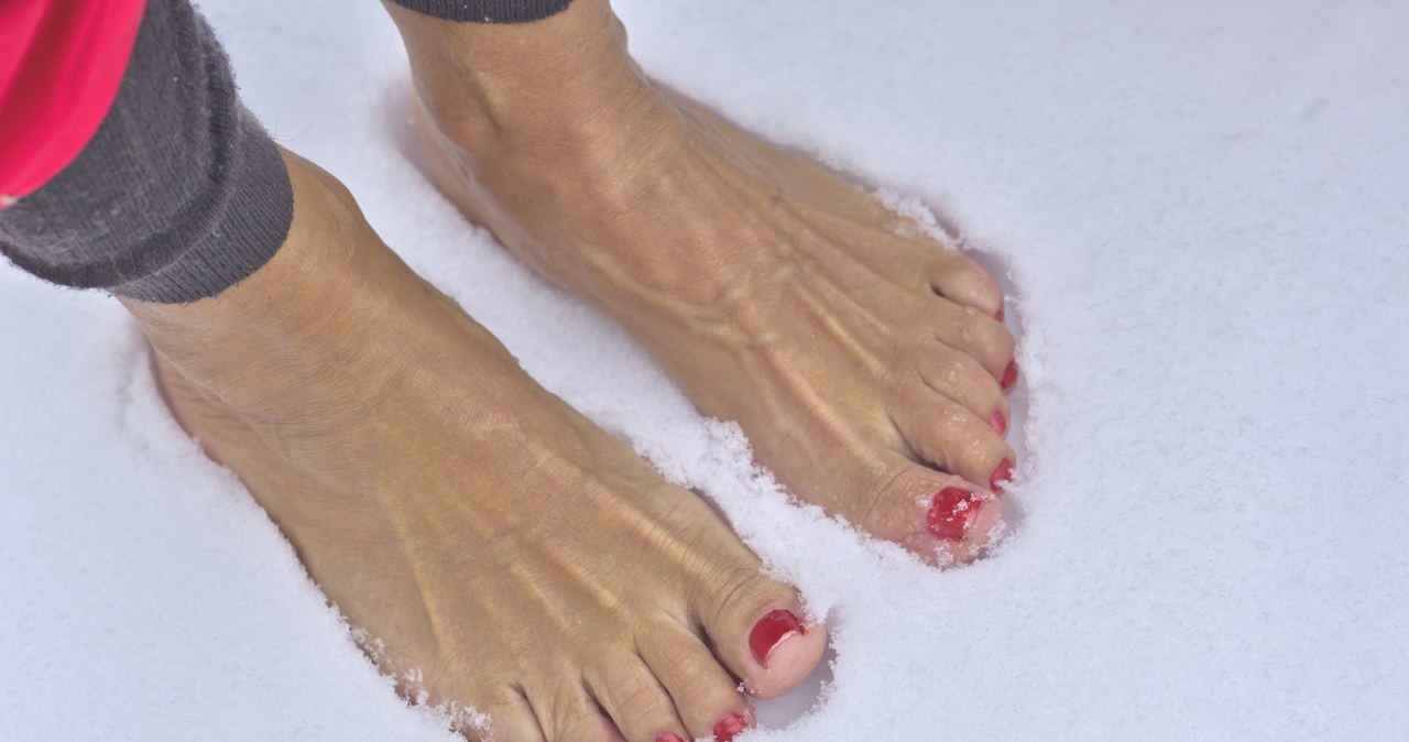 Kilka sekund spędzonych bez obuwia na śniegu to jeden ze sposobów hartowania organizmu /123RF/PICSEL