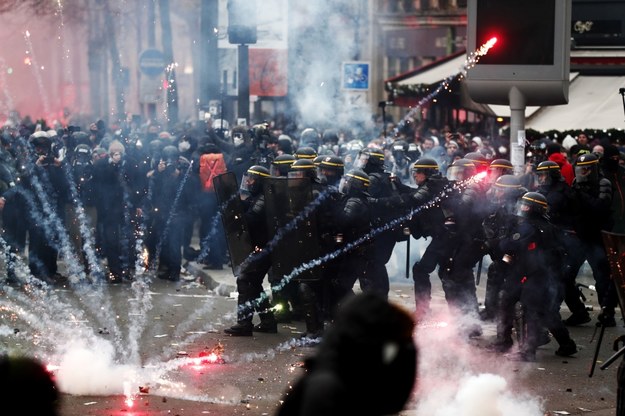 Kilka tysięcy członków ruchu "żółte kamizelki" demonstrowało w sobotę w Paryżu pod silnym nadzorem policji /IAN LANGSDON /PAP/EPA