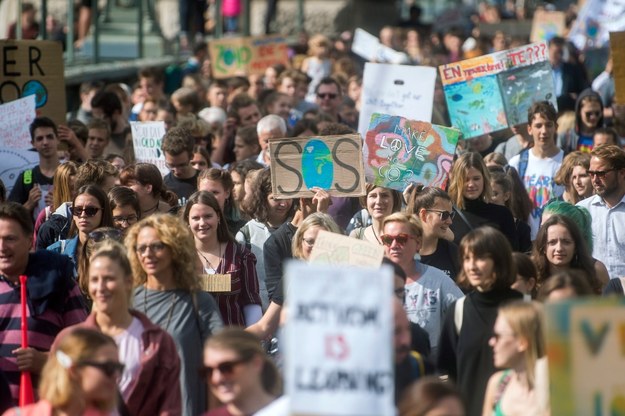 Kilka tysięcy osób, głównie młodych, wzięło w piątek udział w strajku klimatycznym w stolicy Węgier Budapeszcie /ZOLTAN BALOGH /PAP/EPA