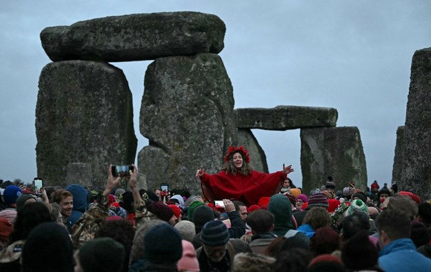 Kilka tysięcy osób świętowało przesilenie zimowe w Stonehenge. /JUSTIN TALLIS/AFP/East News /East News