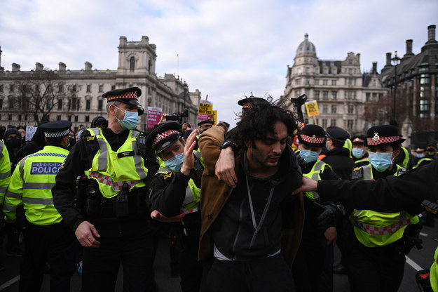 Kilka tysięcy osób wyszło w sobotę na ulice Londynu i innych miast w Wielkiej Brytanii / 	NEIL HALL /PAP/EPA