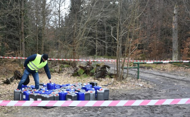 Kilkadziesiąt beczek z chemikaliami w lesie 
