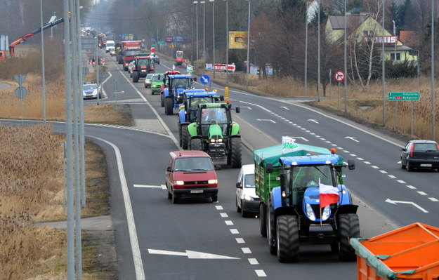 Kilkadziesiąt ciągników porusza się powolnym tempem drogą krajową nr 10 od miejscowości Krąpiel w kierunku Wapnic /Marcin Bielecki /PAP