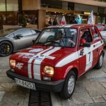 Kilkadziesiąt Fiatów 126p podbiło Monte Carlo. Skąd się tam wzięły? 
