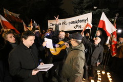 Kilkadziesiąt osób protestowało przed domem Kiszczaka