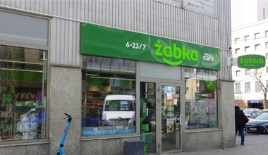 Kilkadziesiąt osób weszło do Żabki. Wyczyścili półki z towaru i wyszli 