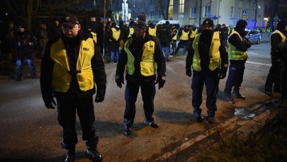 Kilkadziesiąt osób zebrało się w pobliżu ambasady Izraela w Warszawie