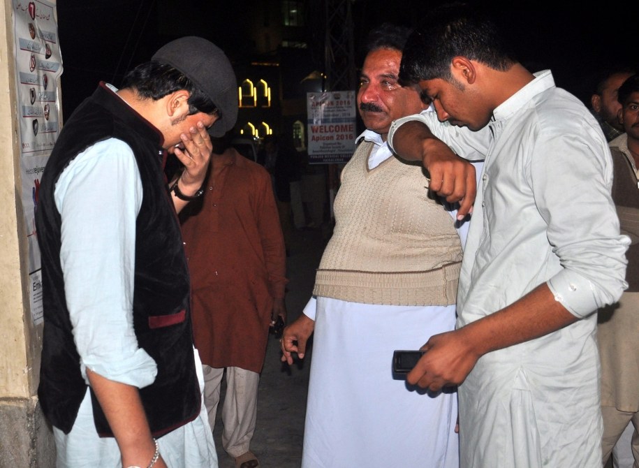 Kilkadziesiąt osób zmarło po wypiciu skażonego alkoholu /PAP/EPA/ILYAS SHEIKH /PAP/EPA