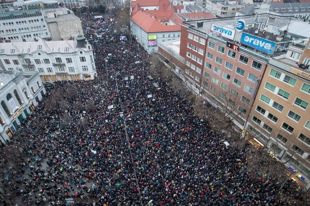 Kilkadziesiąt tysięcy osób protestowało w Bratysławie /JAKUB GAVLAK /PAP/EPA