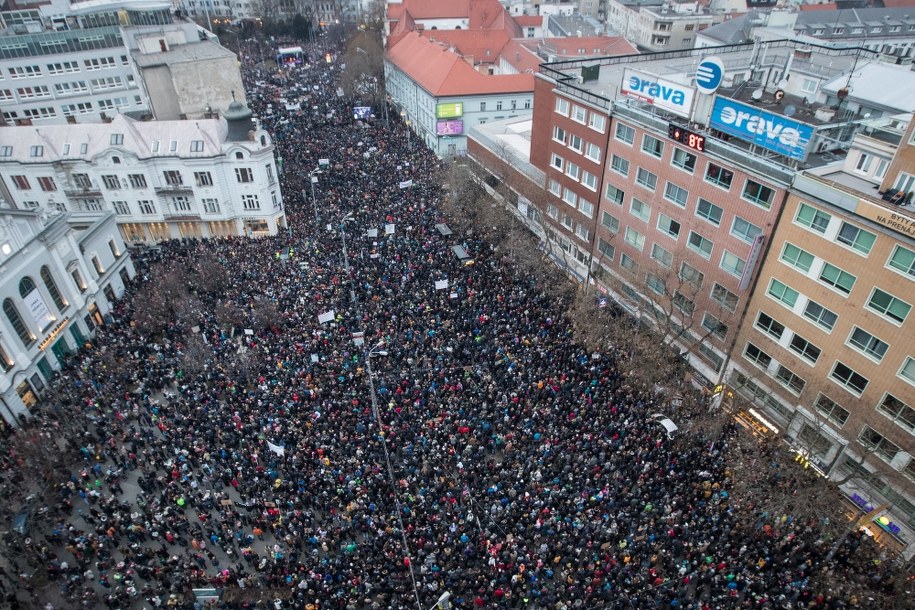 Kilkadziesiąt tysięcy osób protestowało w Bratysławie /JAKUB GAVLAK /PAP/EPA