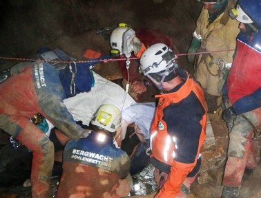 Kilkanaście godzin akcji ratunkowej. Polak wydobyty z jaskini