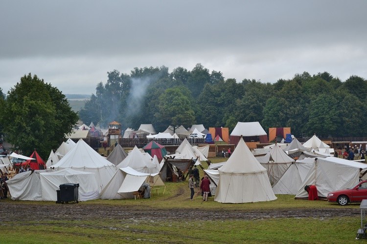 Kilkanaście rycerskich chorągwi, które mają uczestniczyć w sobotniej inscenizacji bitwy z 1410 roku, rozbiło już obozowiska na Polach Grunwaldu /Paweł Balinowski /RMF FM