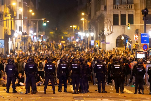 Kilkanaście tysięcy manifestantów blokowało główne ulice Barcelony /ENRIC FONTCUBERTA /PAP/EPA