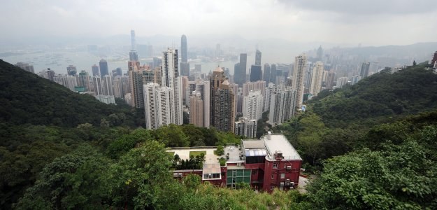 Kilkanaście z 40 najbogatszych w Hongkongu ma znaczące inwestycje na chińskim rynku nieruchomości /AFP