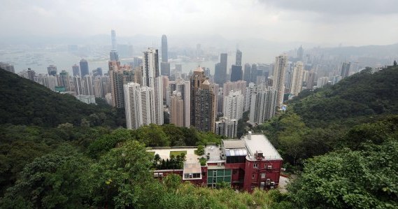 Kilkanaście z 40 najbogatszych w Hongkongu ma znaczące inwestycje na chińskim rynku nieruchomości /AFP