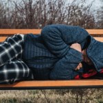 ​Kilkanaście złamanych żeber, przypalona twarz. 20-latkowie torturowali bezdomnego