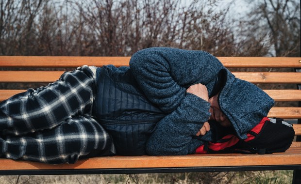 ​Kilkanaście złamanych żeber, przypalona twarz. 20-latkowie torturowali bezdomnego