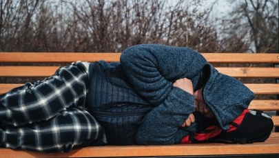 ​Kilkanaście złamanych żeber, przypalona twarz. 20-latkowie torturowali bezdomnego