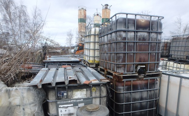 Kilkaset beczek z chemikaliami. Nielegalne składowisko w pobliżu Odry