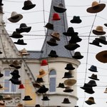 Kilkaset kapeluszy zawisło nad ul. Bankową w Pszczynie