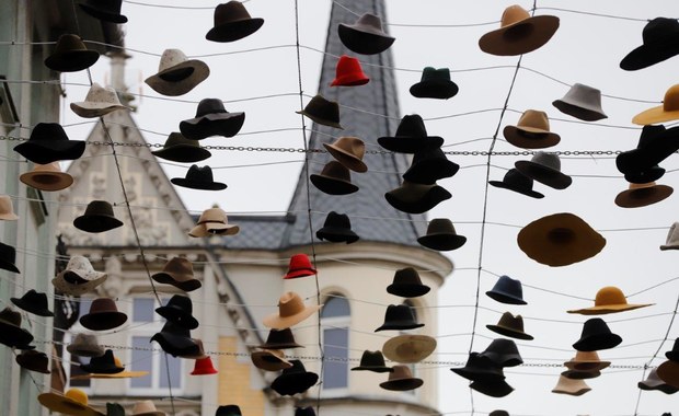Kilkaset kapeluszy zawisło nad ul. Bankową w Pszczynie