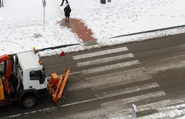 Kilkaset milionów złotych może kosztować branżę transportową walka ze skutkami zimy w tym sezonie /AFP
