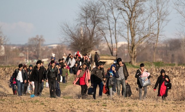 Kilkaset osób chciało opuścić tureckie terytorium przejściem w miejscowości Kastana w północno-wschodniej Grecji /ERDEM SAHIN /PAP/EPA