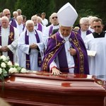 Kilkaset osób na pogrzebie Józefa Wesołowskiego