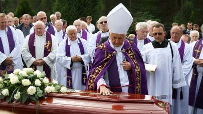 Kilkaset osób na pogrzebie Józefa Wesołowskiego