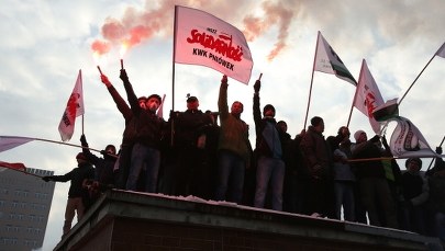 Kilkaset osób protestuje przed siedzibą JSW