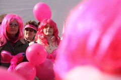 Kilkaset osób przeszło w marszu Różowej Wstążki w Warszawie