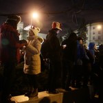 Kilkaset osób przywitało Nowy Rok przed Sejmem. "Byśmy w 2017 r. odzyskali demokrację"