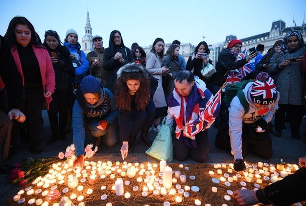 Kilkaset osób zebrało się wieczorem na nocnym czuwaniu na Trafalgar Square. /FACUNDO ARRIZABALAGA /PAP/EPA