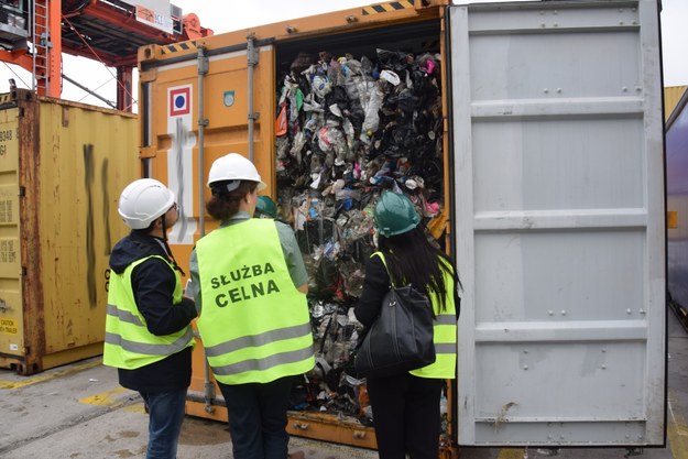 Kilkaset zatrzymanych kontenerów i ponad tysiąc ton nielegalnych odpadów z zagranicy. /Izba Administracji Skarbowej w Gdańsku /