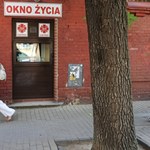 Kilkudniowa dziewczynka w oknie życia. "Nieco płakała"