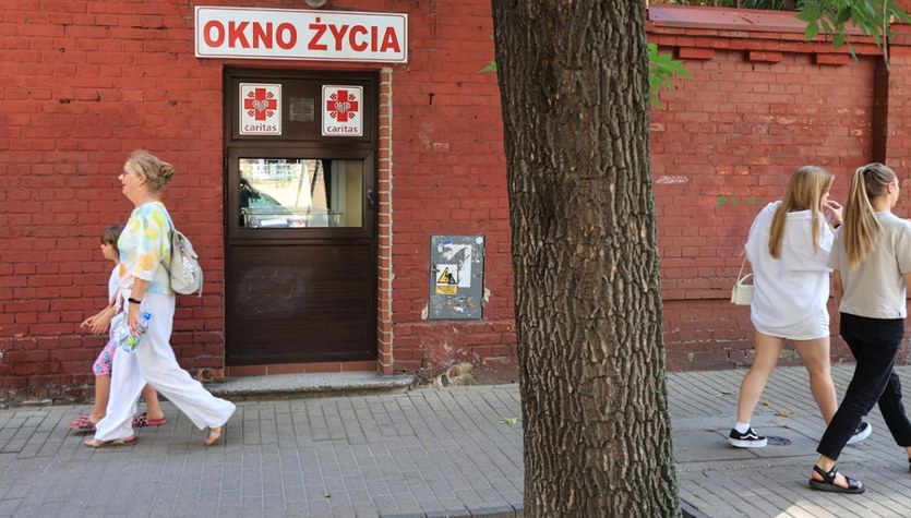 Kilkudniowa dziewczynka w oknie życia. "Nieco płakała"