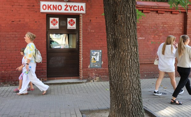 Kilkudniowa dziewczynka w oknie życia. "Nieco płakała"