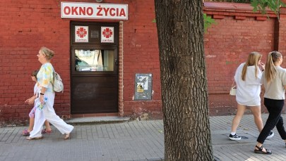 Kilkudniowa dziewczynka w oknie życia. "Nieco płakała"