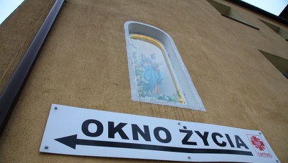 Kilkudniowa dziewczynka w oknie życia w Szczecinie 