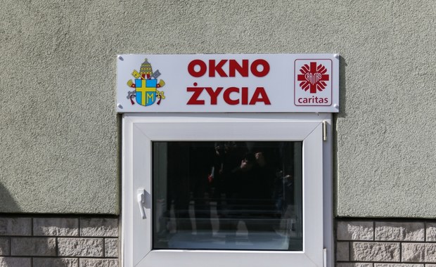 Kilkudniowy chłopiec w oknie życia w Białymstoku