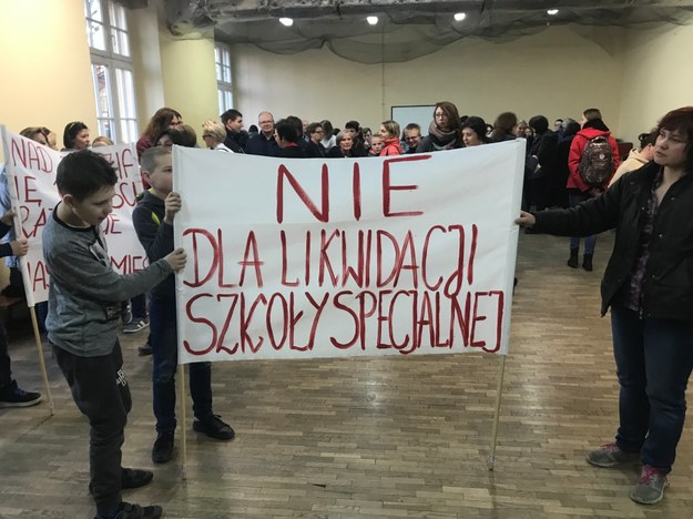 Kilkudziesięciu rodziców dzieci niepełnosprawnych protestowało w Specjalnym Ośrodku Szkolno-Wychowawczym nr 1 we Wrocławiu /RMF FM