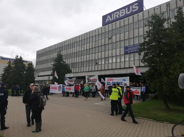 Kilkudziesięciu związkowców protestuje przed siedzibą Airbus Polska w Warszawie /Grzegorz Kwolek /RMF FM