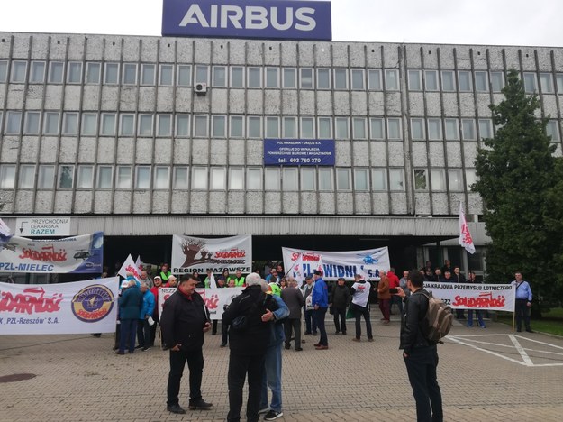 Kilkudziesięciu związkowców protestuje przed siedzibą Airbus Polska w Warszawie /Grzegorz Kwolek /RMF FM