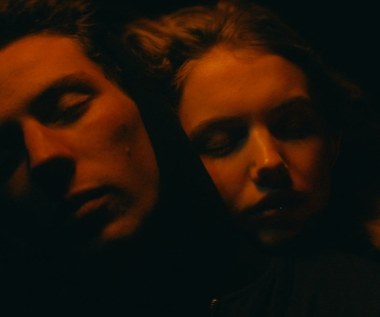 Kilkunastoletnia Sara, wraz z ojcem, funkcjonariuszem policji, po kilku latach powraca do Bridgend. Dave ma za zadanie rozwikłać zagadkę tajemniczego samobójstwa jednego z uczniów miejscowego liceum, tymczasem jego córka zaczyna spędzać czas, wałęsając się z grupą znudzonych i zepsutych do szpiku kości dzieciaków, i szybko zakochuje się w jednym z nich. Zdesperowany ojciec za wszelką cenę stara się uchronić swoje dziecko przed zgubnym wpływem rówieśników, podczas gdy w Bridgend dochodzi do kolejnych samobójczych śmierci.

 