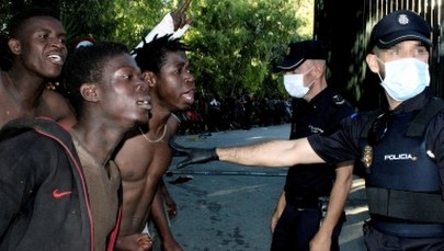 Kilkuset imigrantów sforsowało 6-metrowe ogrodzenie i wdarło na teren Hiszpanii