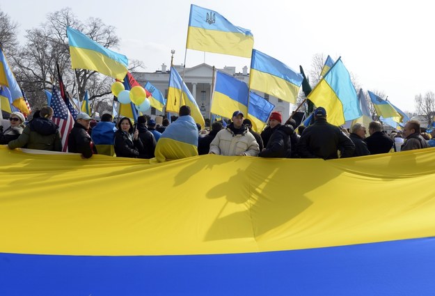 Kilkuset Ukraińców mieszkających w USA demonstrowało w czwartek przed Białym Domem, by wyrazić poparcie dla amerykańskich sankcji wobec Rosji /MICHAEL REYNOLDS    /PAP/EPA