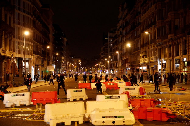 Kilkusetosobowe grupy zwolenników rapera Pabla Hasela wszczęły w sobotni wieczór zamieszki w centrum Barcelony / 	ALEJANDRO GARCIA    /PAP/EPA