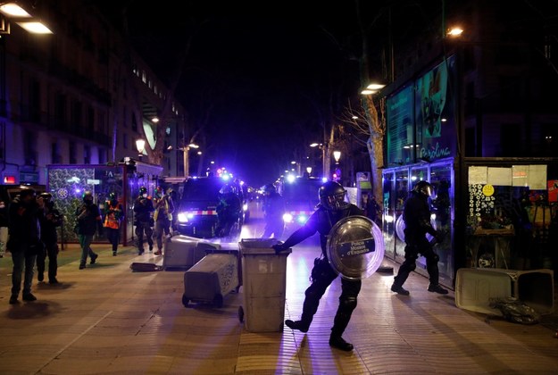 Kilkusetosobowe grupy zwolenników rapera Pabla Hasela wszczęły w sobotni wieczór zamieszki w centrum Barcelony / 	ALEJANDRO GARCIA    /PAP/EPA